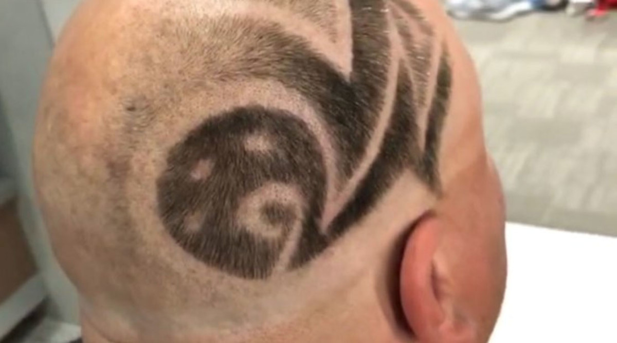 Arizona QB Coach gets haircut after losing bet (photo) Sports Illustrated