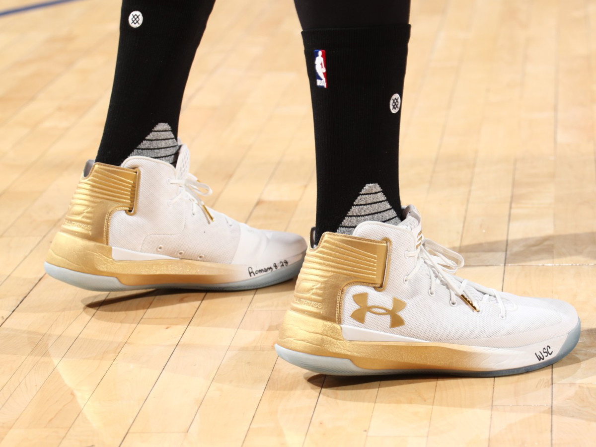stephen-curry-under-armour-gold.jpg
