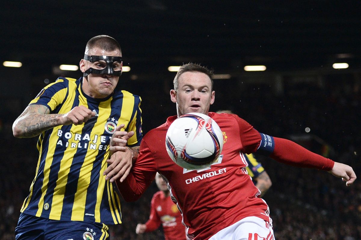 Fenerbahce's Slovakian defender Martin Skrtel (L) challenges Manchester United's English striker Wayne Rooney (R) during the UEFA Europa League group A football match between Manchester United and Fenerbahce at Old Trafford in Manchester, north west England, on October 20, 2016. / AFP / OLI SCARFF        (Photo credit should read OLI SCARFF/AFP/Getty Images)