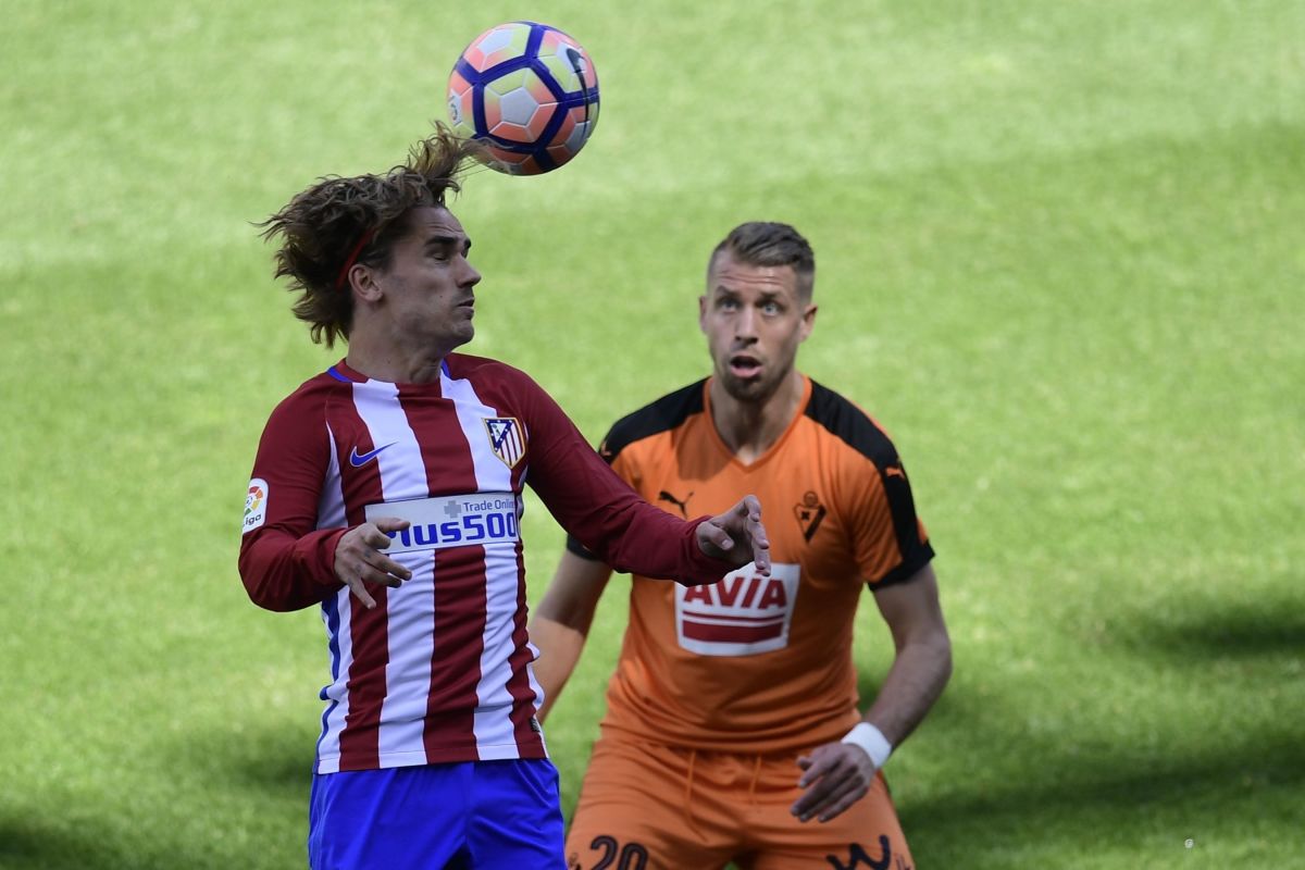 Atletico Madrid's French forward Antoine Griezmann (L) heads the ball past Eibar's French defender Florian Lejeune during the Spanish league football match Club Atletico de Madrid vs SD Eibar at the Vicente Calderon stadium in Madrid on May 6, 2017. / AFP PHOTO / JAVIER SORIANO        (Photo credit should read JAVIER SORIANO/AFP/Getty Images)