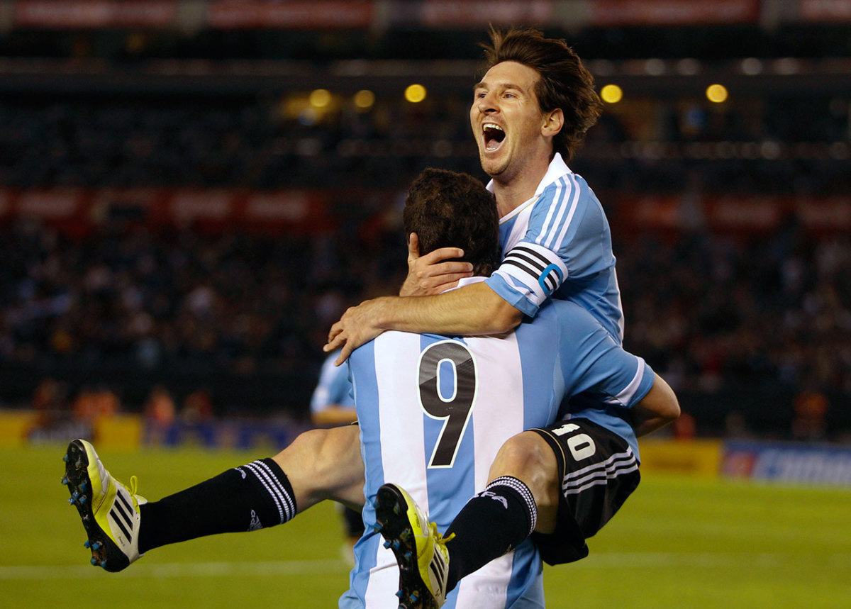 2012-0602-Lionel-Messi-Gonzalo-Higuain.jpg