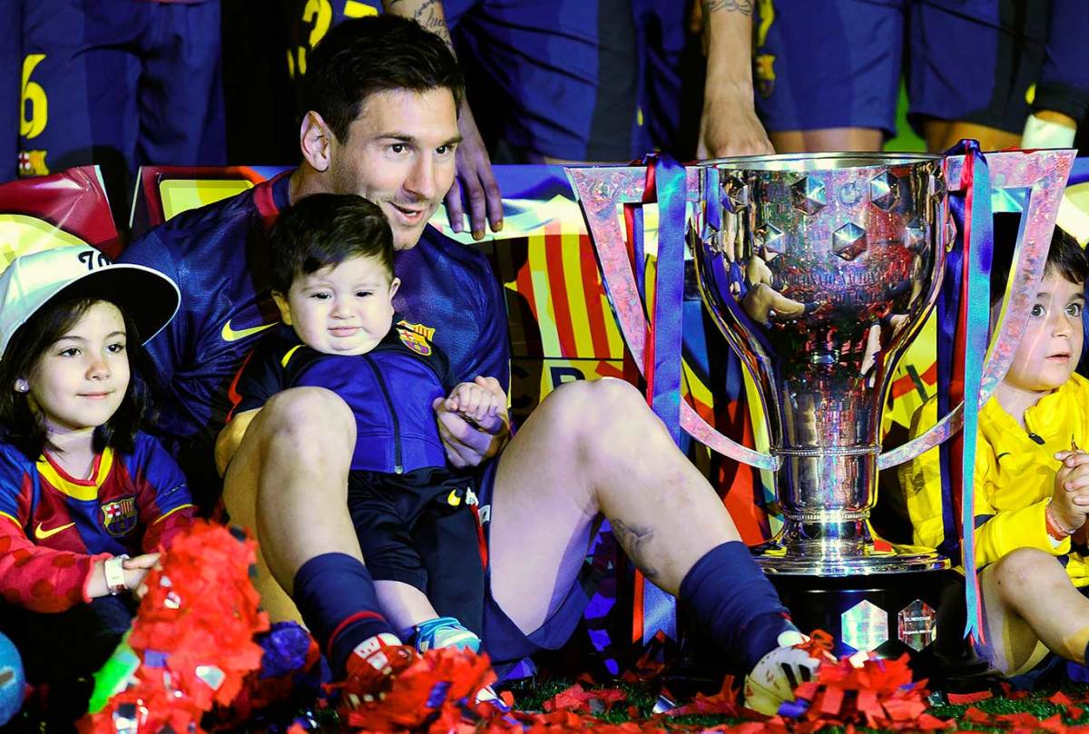 2013-0519-Lionel-Messi-son-Thiago-Spanish-League-trophy.jpg
