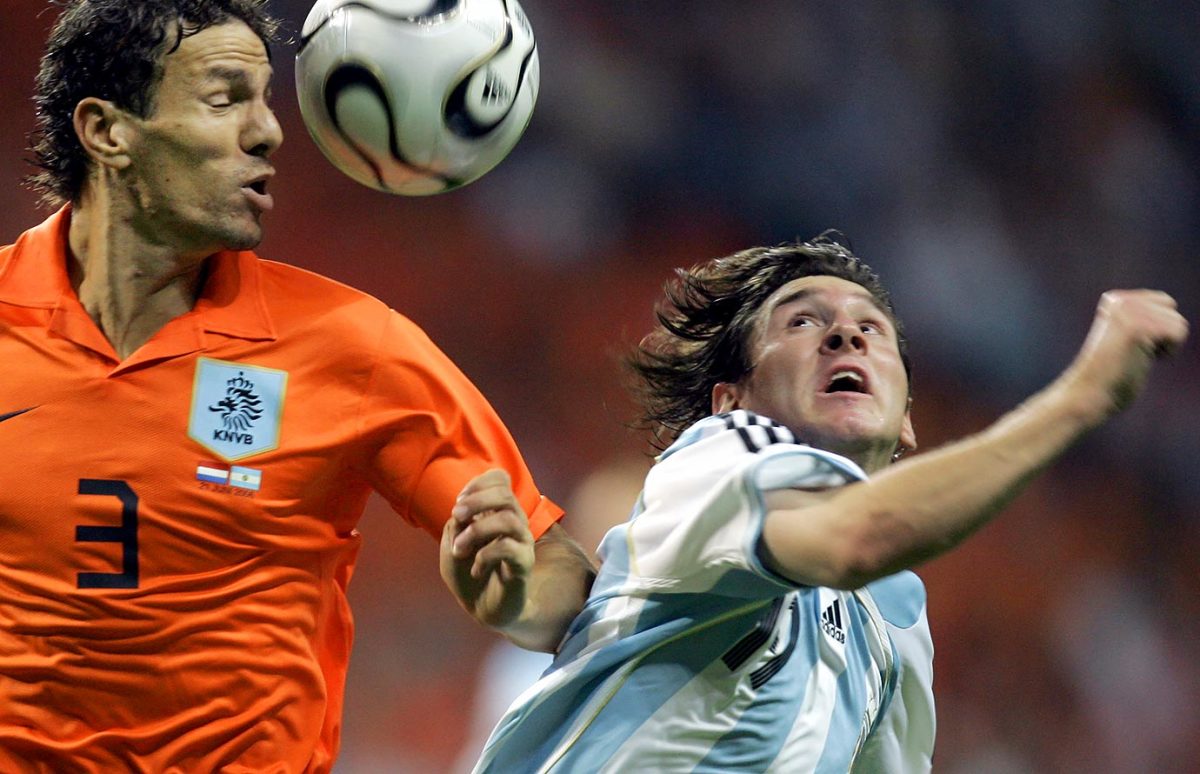 2006-0621-Lionel-Messi-Khalid-Boulahrouz.jpg