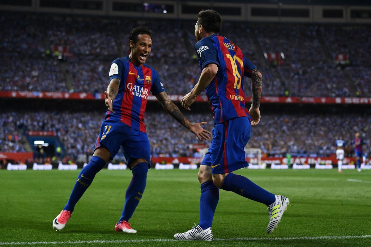 MADRID, SPAIN - MAY 27:  Lionel Messi of FC Barcelona celebrates with his team mate Neymar Jr. after scoring his team's first goal during the Copa Del Rey Final between FC Barcelona and Deportivo Alaves at Vicente Calderon stadium on May 27, 2017 in Madrid, Spain.  (Photo by David Ramos/Getty Images)