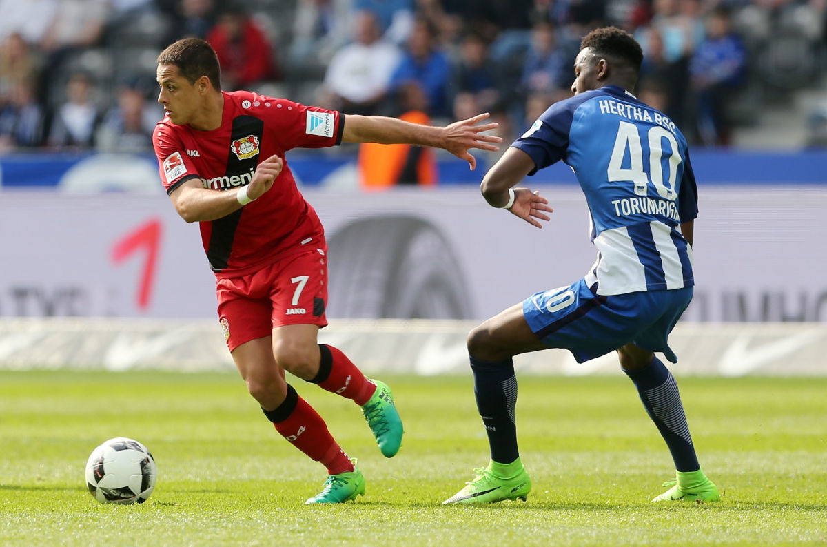 BERLIN, GERMANY - MAY 20:  Jordan Torunarigha (R) of Berlin battles for the ball with Chicharito of Leverkusen during the Bundesliga match between Hertha BSC and Bayer 04 Leverkusen at Olympiastadion on May 20, 2017 in Berlin, Germany.  (Photo by Matthias Kern/Bongarts/Getty Images)