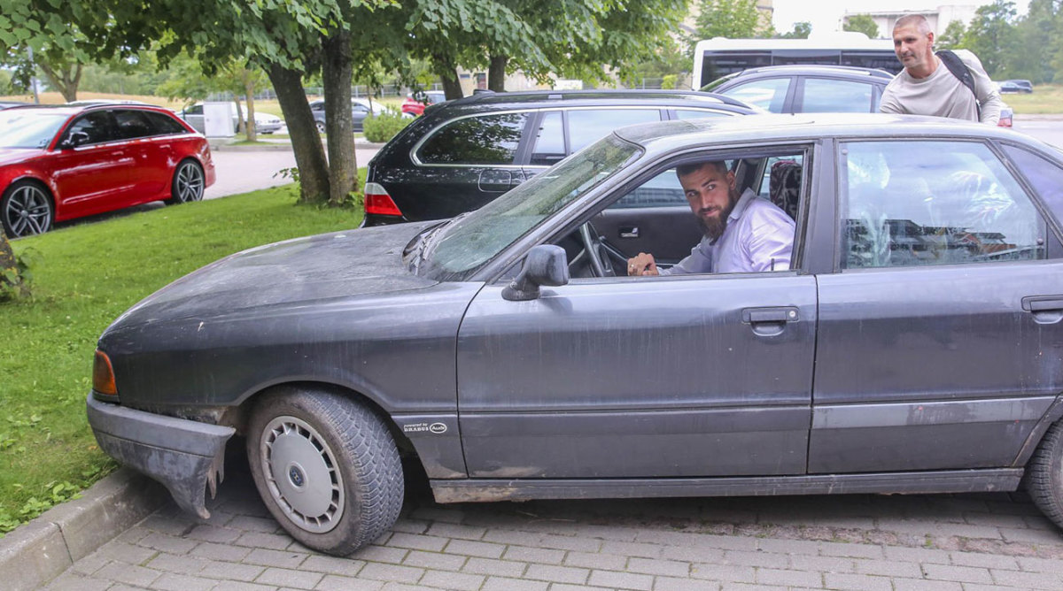 Jonas Valančiūnas vairuoja seną, kažkodėl susidėvėjusį automobilį