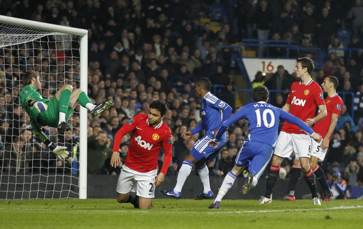 Chelsea's Spanish player Juan Mata (R) c