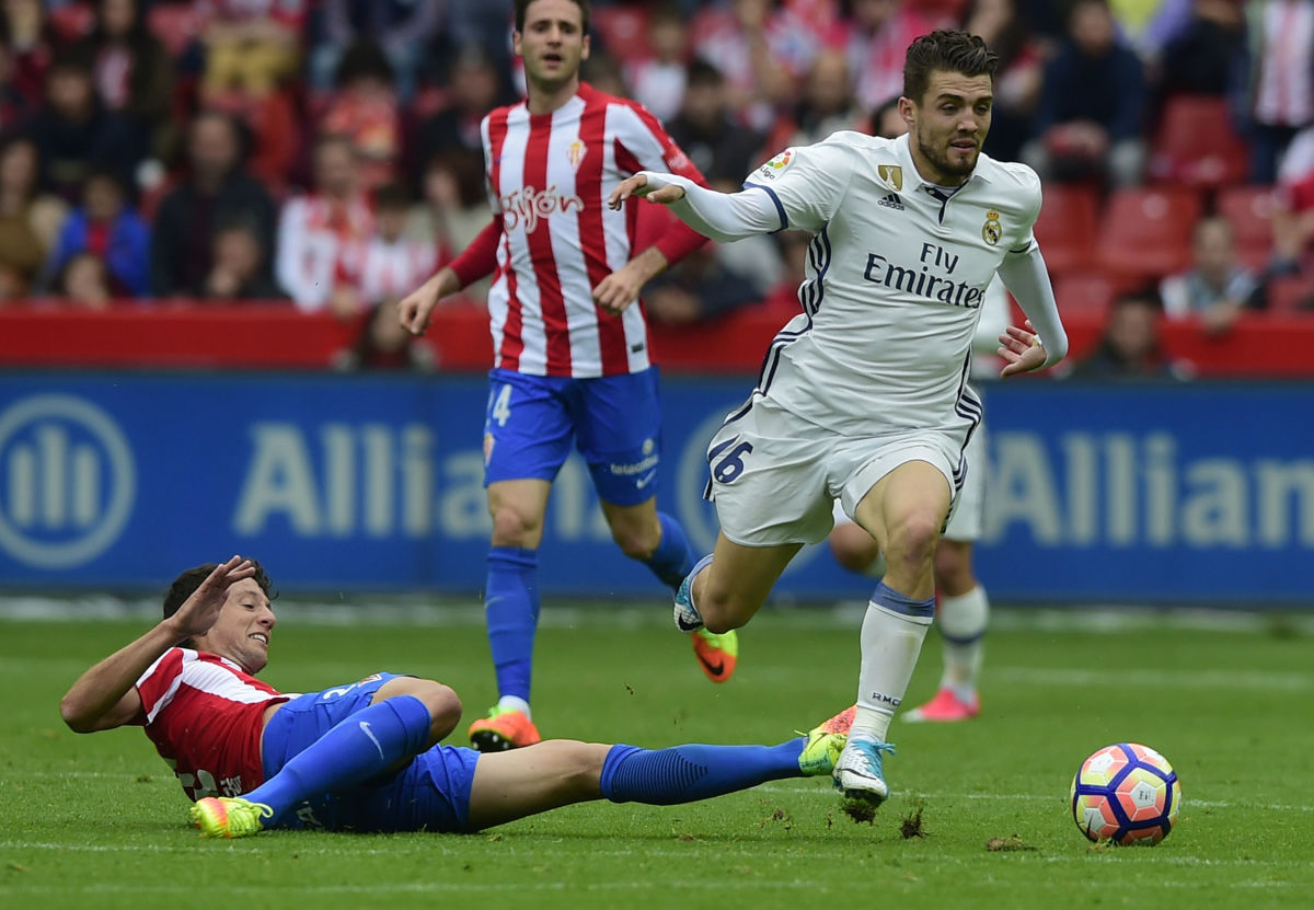 Real Madrid's Croatian midfielder Mateo Kovacic (R) vies with Sporting Gijon's Croatian forward Duje Cop during the Spanish league football match Real Sporting de Gijon vs Real Madrid CF at El Molinon stadium in Gijon on April 15, 2017. / AFP PHOTO / MIGUEL RIOPA        (Photo credit should read MIGUEL RIOPA/AFP/Getty Images)