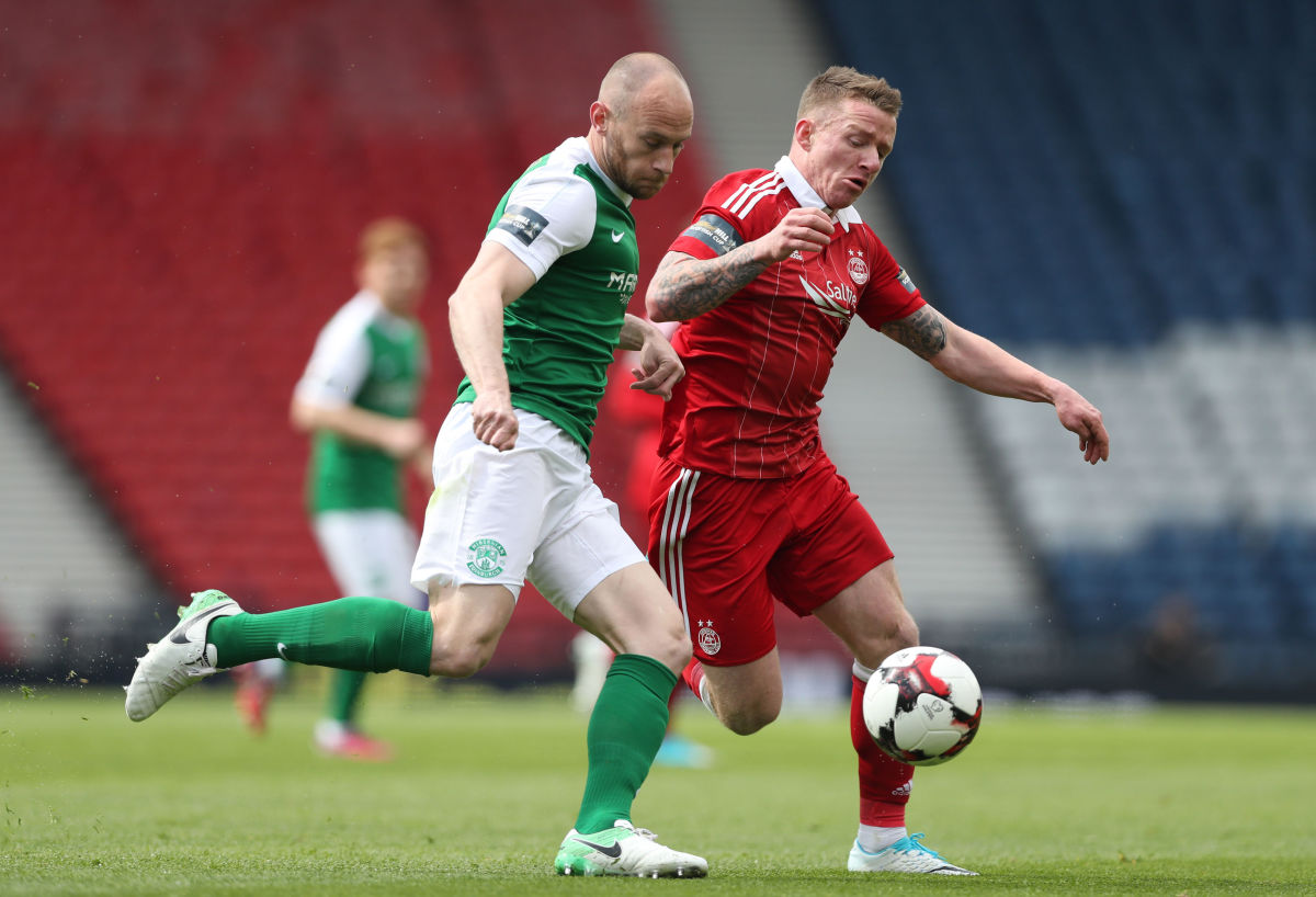 GLASGOW, SCOTLAND - APRIL 22:  David Gray of Hibernian vies with Jonny Hayes of Aberdeen during the William Hill Scottish Cup semi-final match between Hibernian and Aberdeen at Hampden Park on April 22, 2017 in Glasgow, Scotland. (Photo by Ian MacNicol/Getty Images)