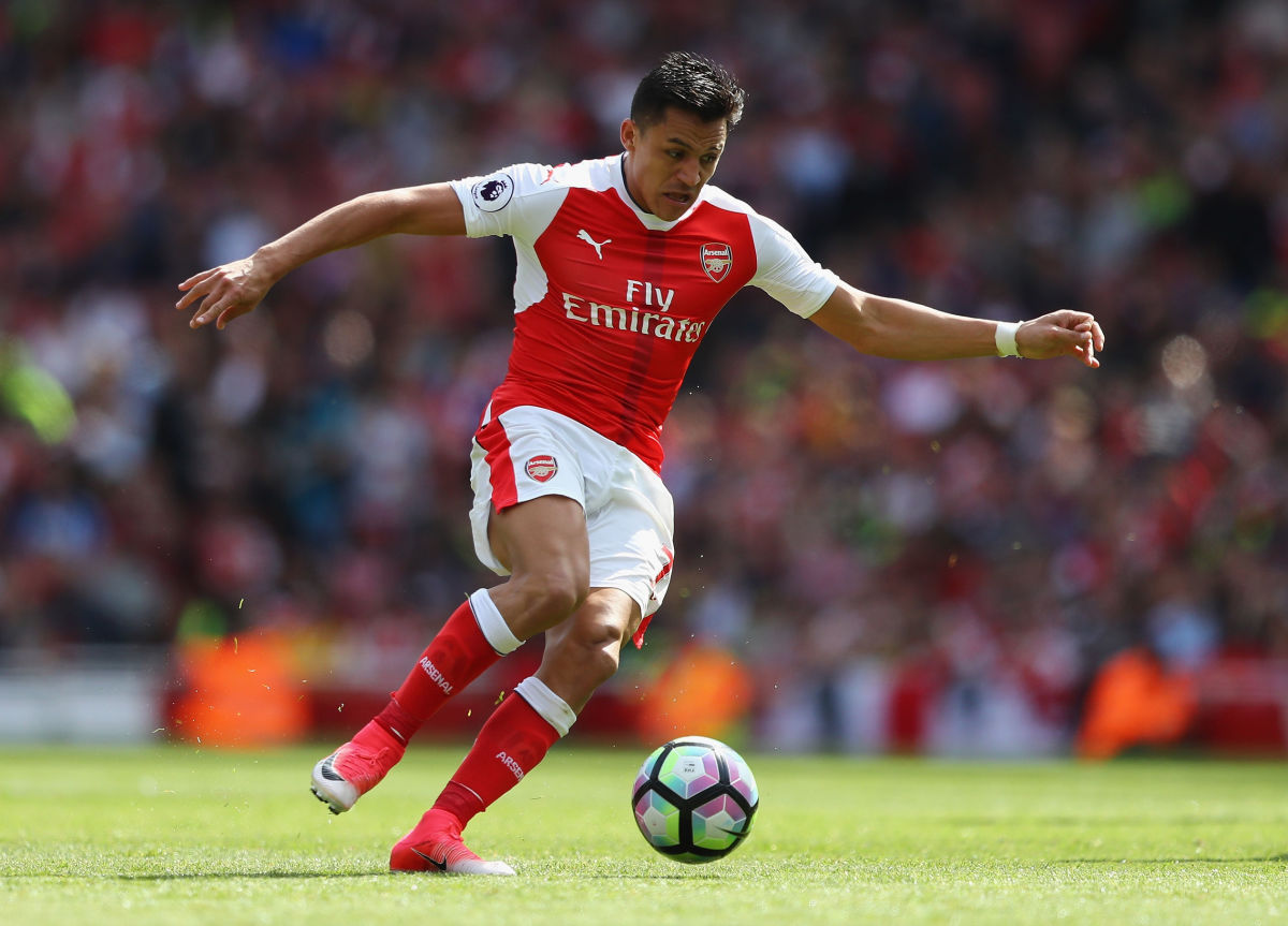 LONDON, ENGLAND - MAY 21:  Alexis Sanchez of Arsenal in action during the Premier League match between Arsenal and Everton at Emirates Stadium on May 21, 2017 in London, England.  (Photo by Clive Mason/Getty Images)