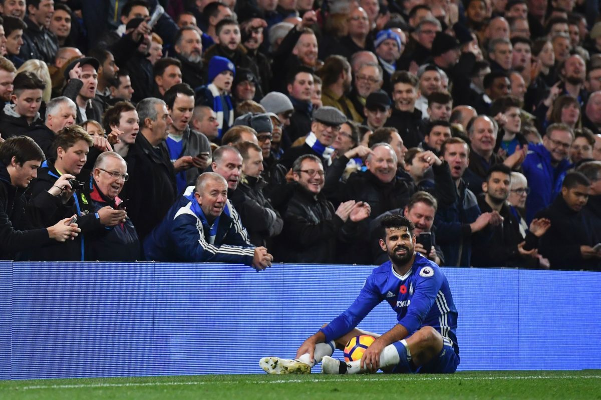 Chelsea's Brazilian-born Spanish striker Diego Costa reacts after missing a chance during the English Premier League football match between Chelsea and Everton at Stamford Bridge in London on November 5, 2016. / AFP / Ben STANSALL / RESTRICTED TO EDITORIAL USE. No use with unauthorized audio, video, data, fixture lists, club/league logos or 'live' services. Online in-match use limited to 75 images, no video emulation. No use in betting, games or single club/league/player publications.  /         (Photo credit should read BEN STANSALL/AFP/Getty Images)