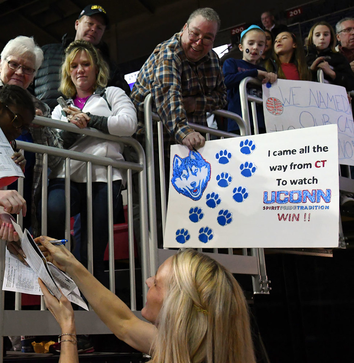 UConn-Huskies-fans-SI694_TK1_-01108.jpg