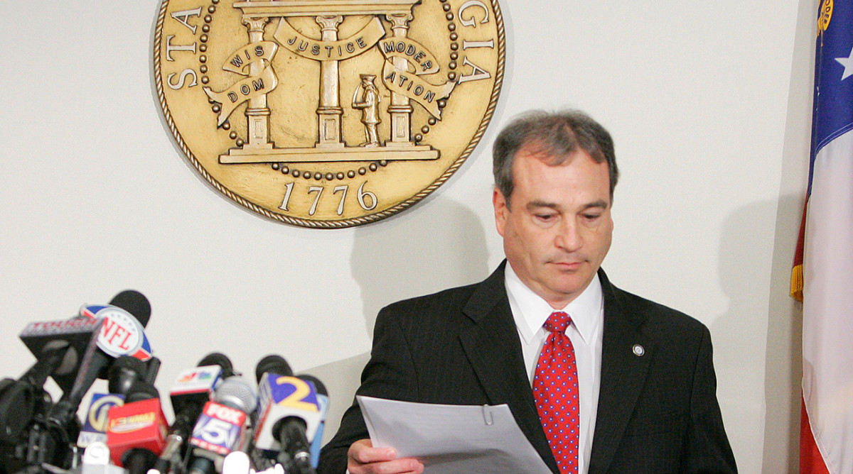 In 2010, DA Fred Bright gets ready to announce that criminal charges won't be filed against Ben Roethlisberger. 