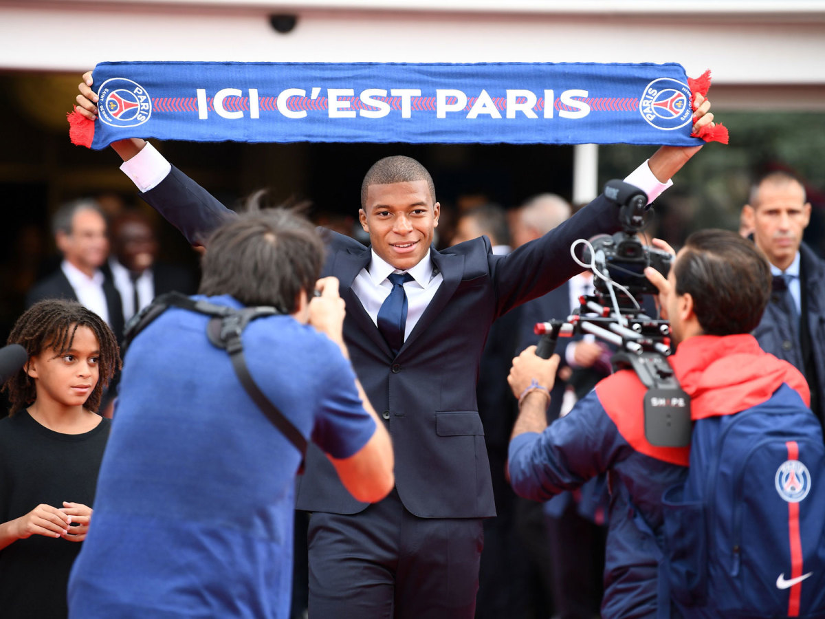 kylian-mbappe-psg-scarf.jpg