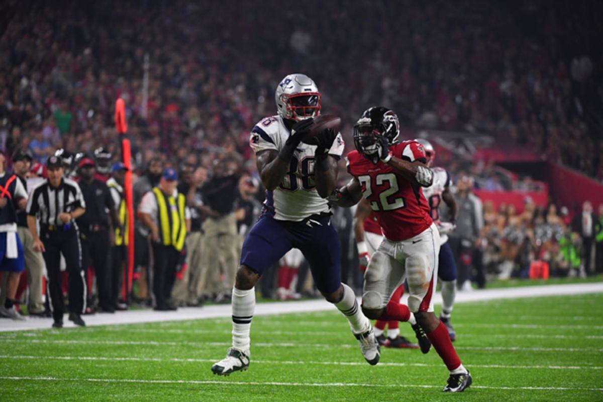 Martellus Bennett makes a catch against tight coverage in Super Bowl 51.