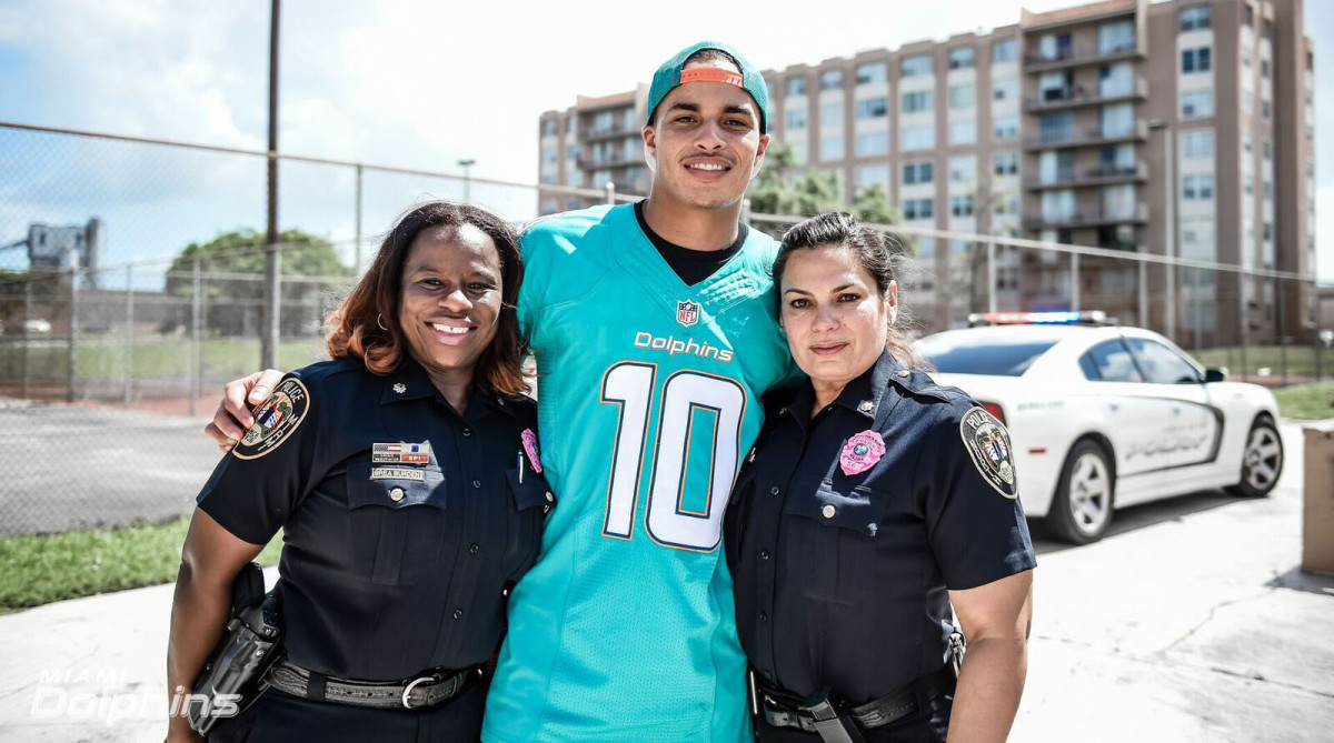 Dolphins receiver Kenny Stills works with local police officers to improve their relationship with the Miami community. 