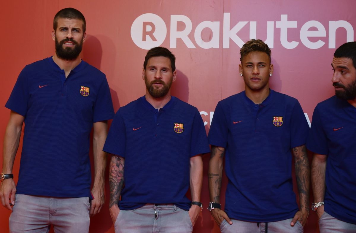 (L-R) FC Barcelona football players Gerard Pique, Lionel Messi, Neymar and Arda Turan pose for the media prior to a party in Tokyo on July 13, 2017 following their press conference to announce new sponsorship with Japanese internet retailer Rakuten. 
Japan's major internet retailer Rakuten entered into main sponsorship contract with FC Barcelona. / AFP PHOTO / KAZUHIRO NOGI        (Photo credit should read KAZUHIRO NOGI/AFP/Getty Images)