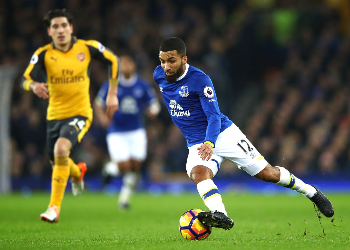 LIVERPOOL, ENGLAND - DECEMBER 13:  Aaron Lennon of Everton runs with the ball during the Premier League match between Everton and Arsenal at Goodison Park on December 13, 2016 in Liverpool, England.  (Photo by Clive Brunskill/Getty Images)