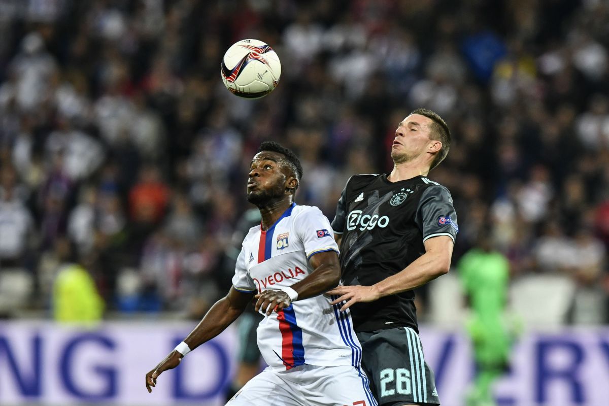 Lyon's French forward Maxwel Cornet (L) vies with Ajax' Dutch defender Nick Viergever (R) during the Europa League (C3) semi final football match Olympique Lyonnais (OL) vs Ajax Amsterdam on May 11, 2017, at the Parc Olympique Lyonnais stadium in Decines-Charpieu, central-eastern France. / AFP PHOTO / JEFF PACHOUD        (Photo credit should read JEFF PACHOUD/AFP/Getty Images)