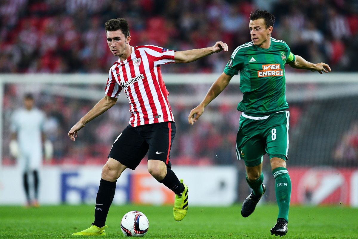BILBAO, SPAIN - SEPTEMBER 29:  Aymeric Laporte of Athletic Club competes for the ball with Stefan Schwab of SK Rapid Wien during the UEFA Europa League Group F match between Athletic Club and SK Rapid Wien at San Mames stadium on September 29, 2016 in Bilbao, Spain.  (Photo by David Ramos/Getty Images)
