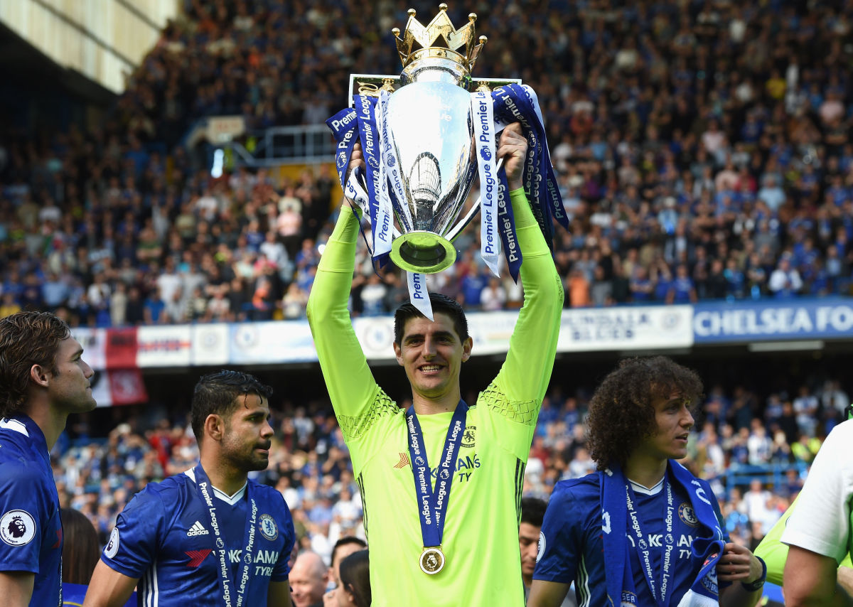 LONDON, ENGLAND - MAY 21:  Thibaut Courtois of Chelsea lifts the premier league trophy following the Premier League match between Chelsea and Sunderland at Stamford Bridge on May 21, 2017 in London, England.  (Photo by Michael Regan/Getty Images)