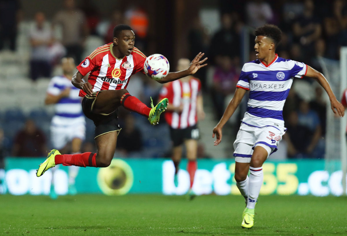 LONDON, ENGLAND - SEPTEMBER 21:  Joel Asoro of Sunderland controlls the ball under pressure from Osman Kakay of QPR during the EFL Cup Third Round match between Queens Park Rangers and Sunderland at Loftus Road on September 21, 2016 in London, England.  (Photo by Bryn Lennon/Getty Images)