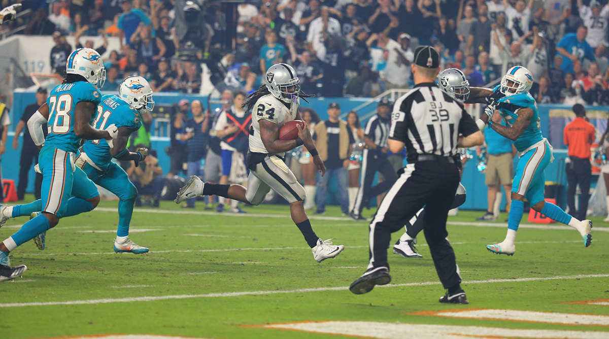 Coming off a suspension, Marshawn Lynch scored twice in a much-needed Raiders win.