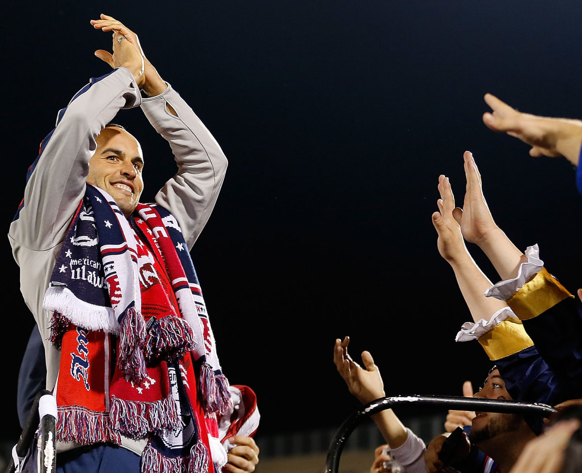 landon-donovan-fans-inline.jpg
