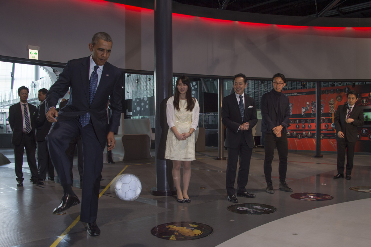 Obama-Soccer-Japan.jpg