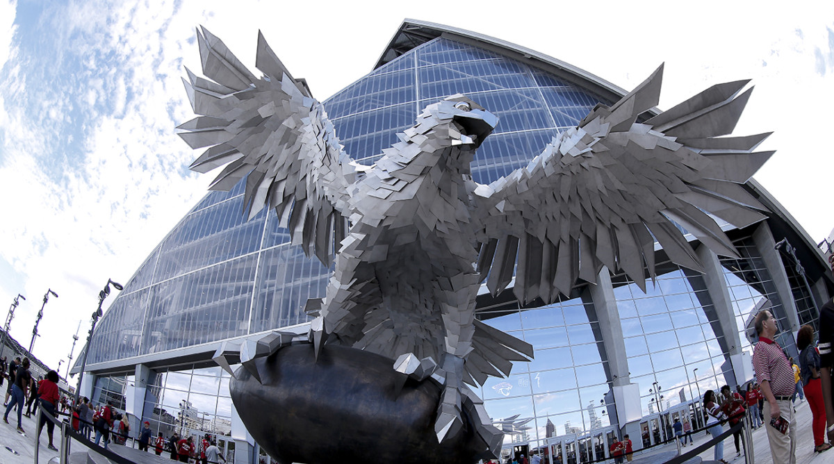 atlanta-falcons-mercedes-benz-stadium-statue.jpg