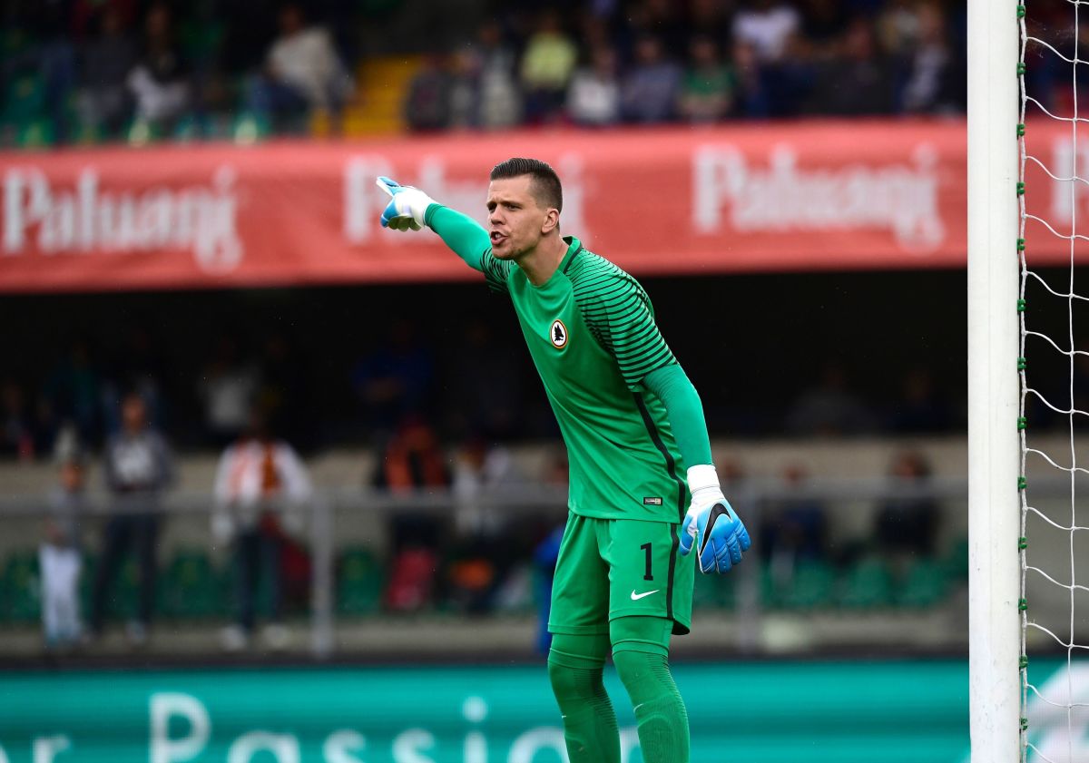 AS Roma's Polish goalkeeper Wojciech Szcesny gestures during the Italian Serie A football match Chievo vs AS Roma at the Marcantonio Bentegodi stadium in Verona on May 20, 2017. / AFP PHOTO / MIGUEL MEDINA        (Photo credit should read MIGUEL MEDINA/AFP/Getty Images)