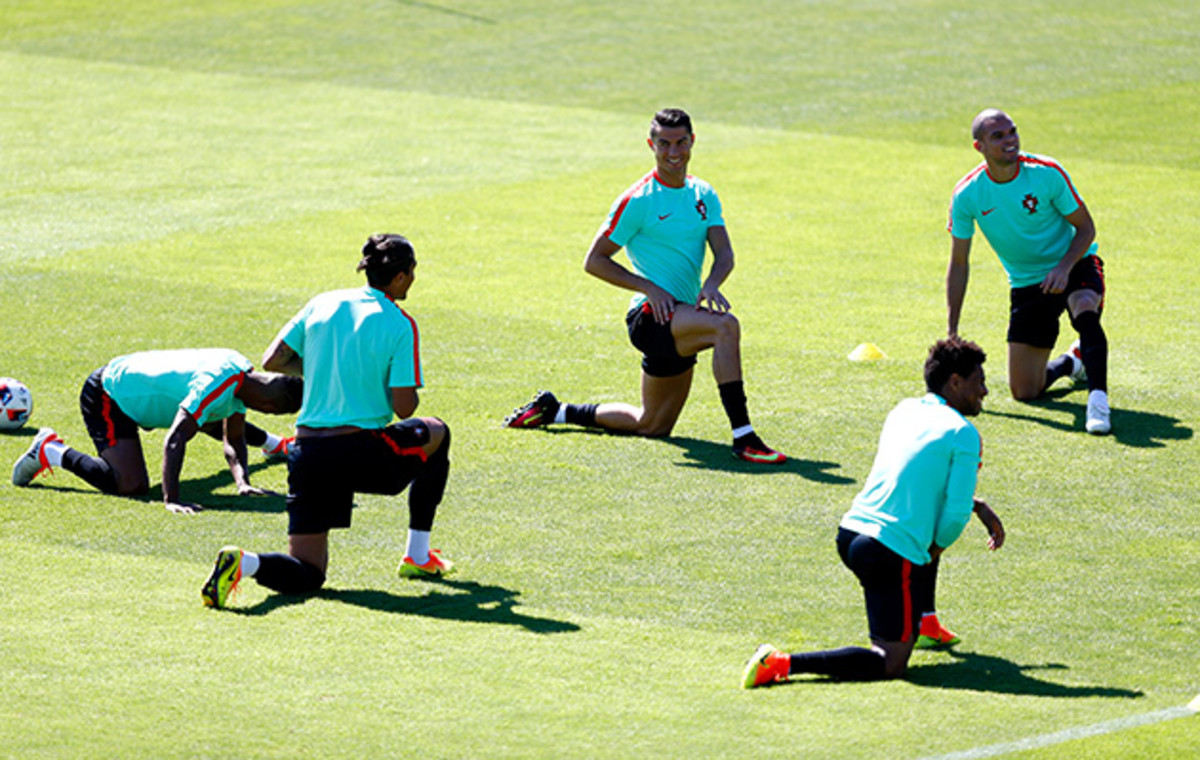 euro-2016-practice-stretching-sessions.jpg