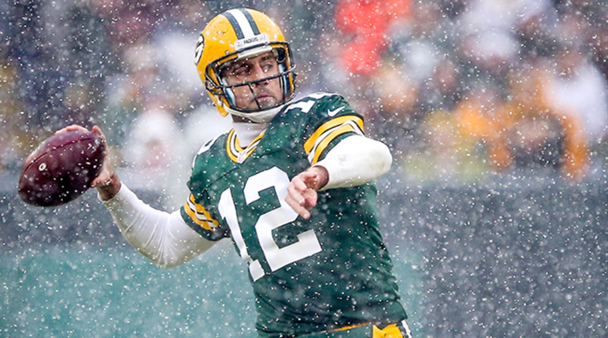 https://www.si.com/.image/t_share/MTY4MTI1NjEyOTk3Mjg5MjMz/aaron-rodgers-snow-2jpg.jpg