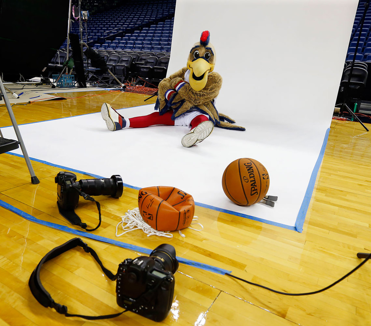 2016-0923-New-Orleans-Pelicans-mascot-Pierre-the-Pelican.jpg