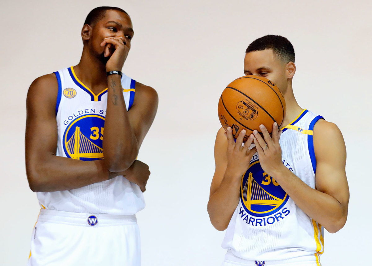 2016-0926-Kevin-Durant-Stephen-Curry-2bc14f773162419aa8f64915af2222bc-0.jpg