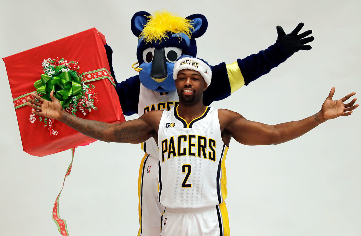 2016-0926-Rodney-Stuckey-Indiana-Pacers-mascot-Boomer.jpg