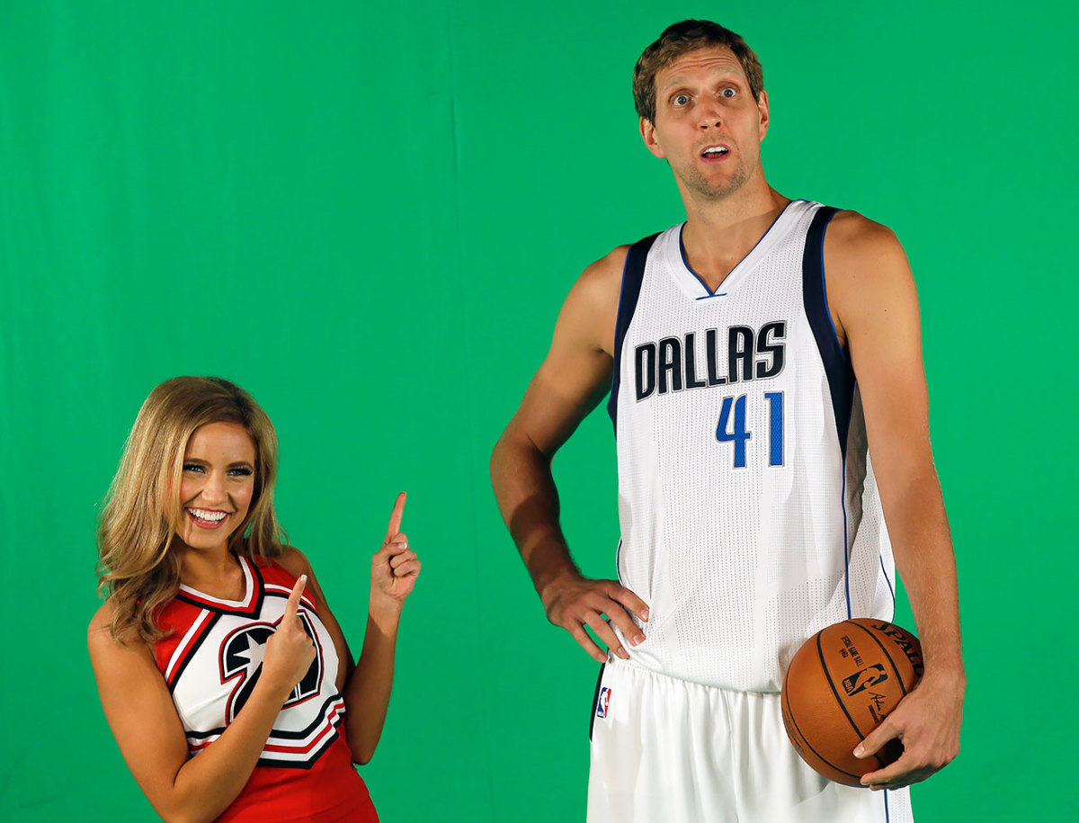 2016-0926-Dirk-Nowitzki-cheerleader.jpg
