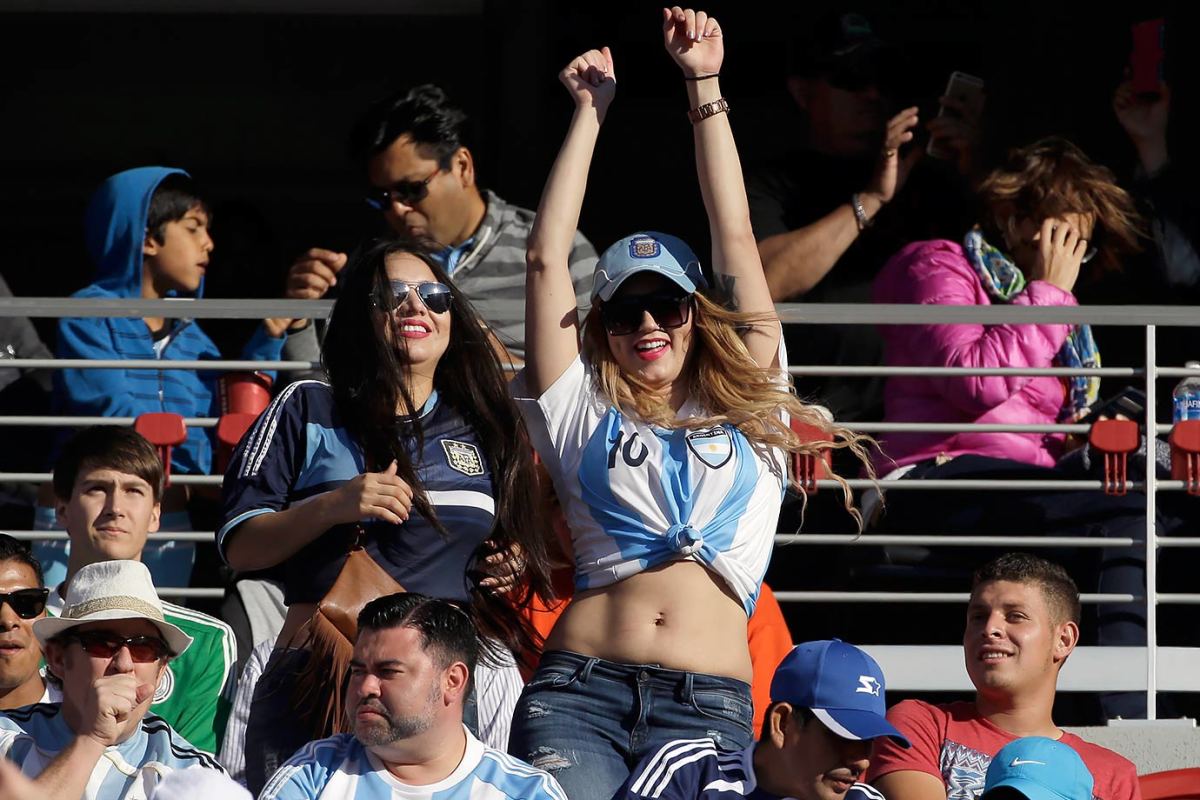 Argentina-fans-7c7b45dc84e5454a9318d0bdcd634d9e-0.jpg