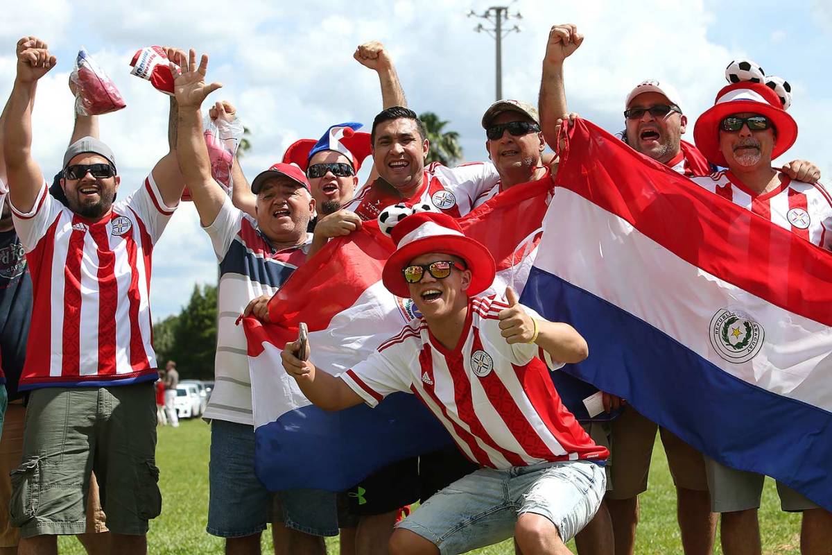 Paraguay-fans-538095944.jpg