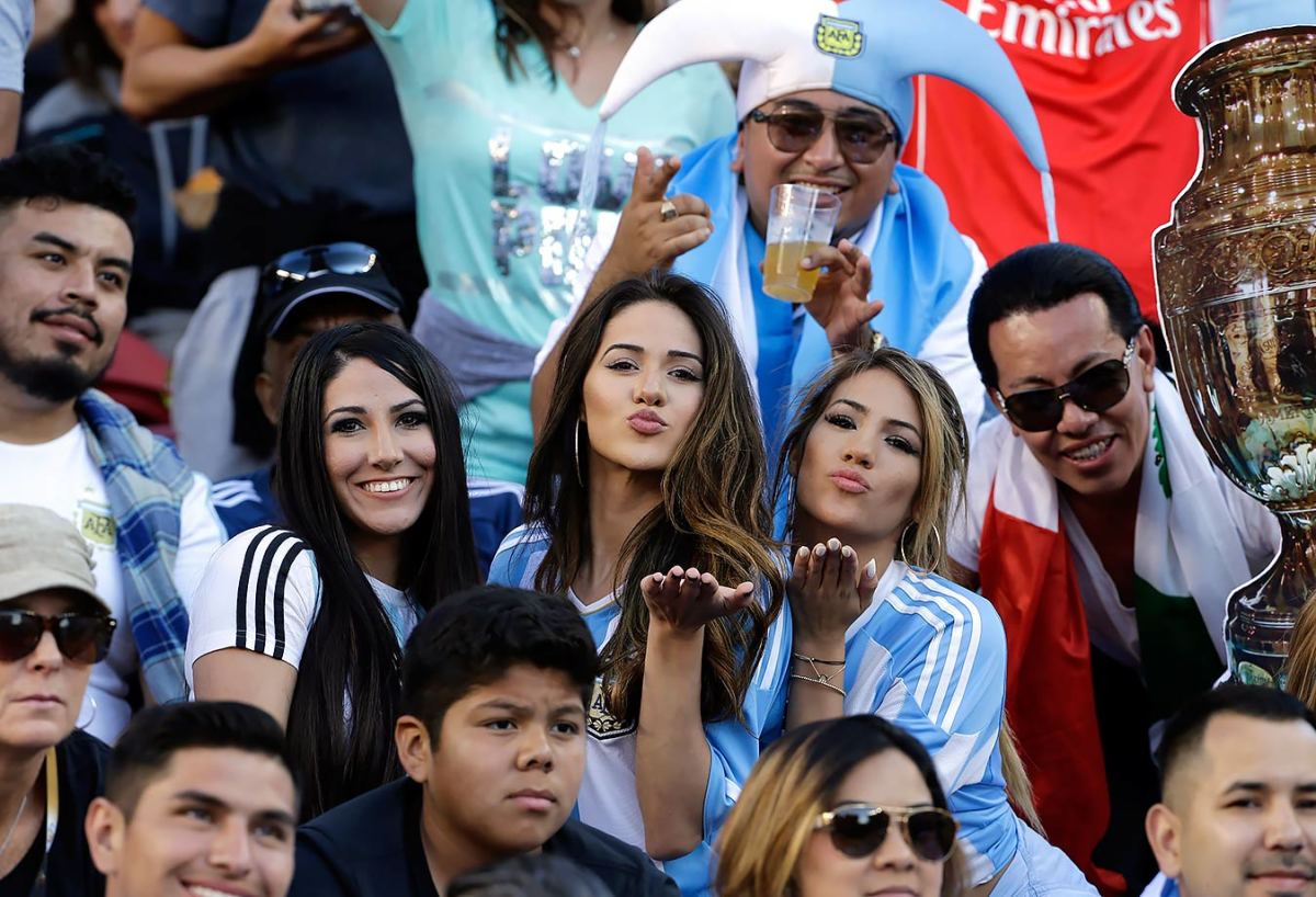 Argentina-fans-44f05fecec2a49f2a7a8dcc83e31beb5-0.jpg