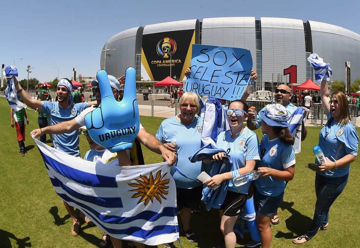 Uruguay-fans-GettyImages-538288808_master.jpg