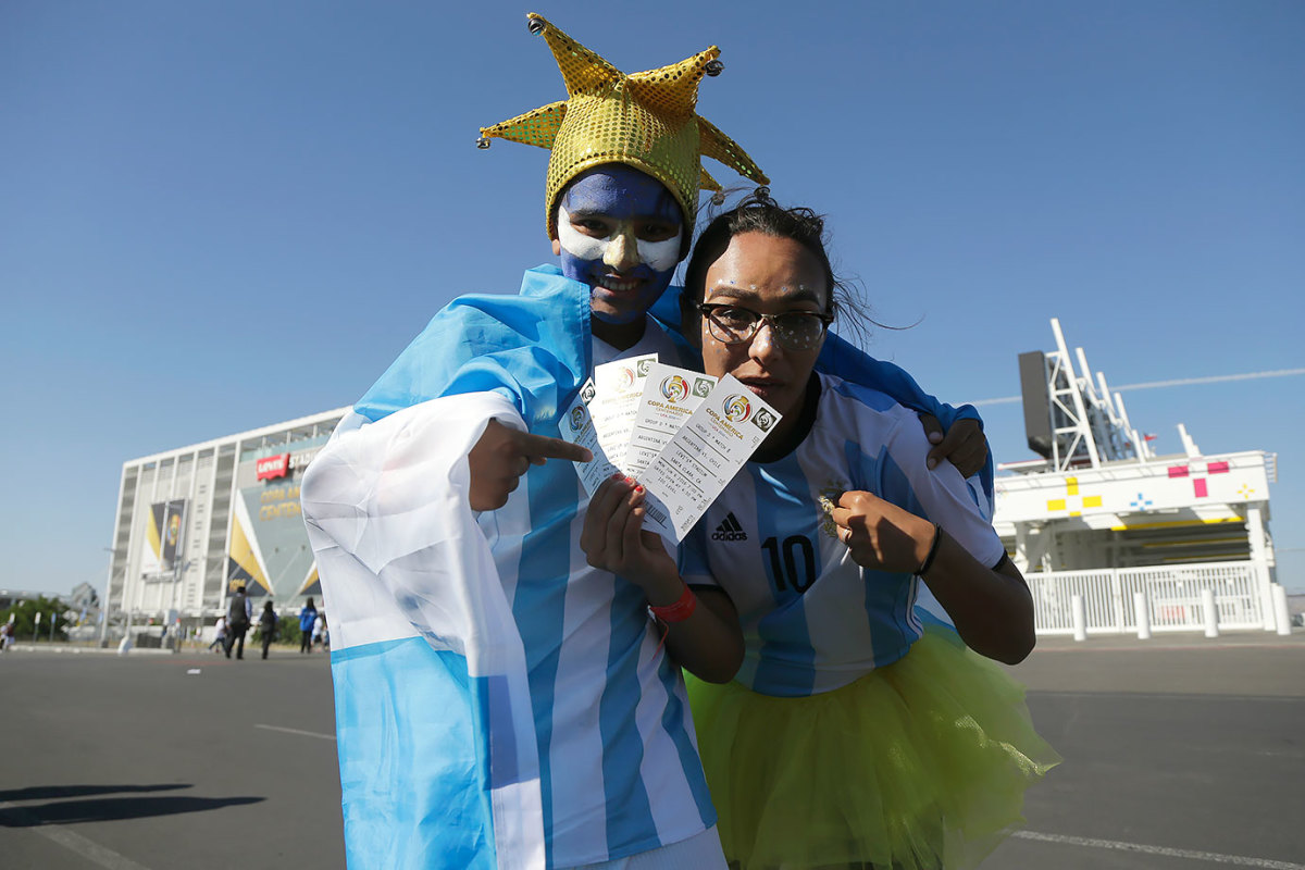Argentina-fans-adfe551657344cddb5b460f9a7940513-0.jpg