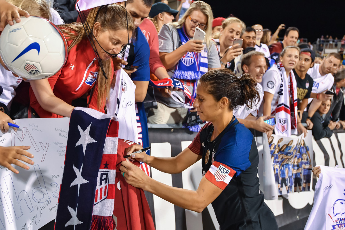 carli-lloyd-signs-usa-thailand.jpg