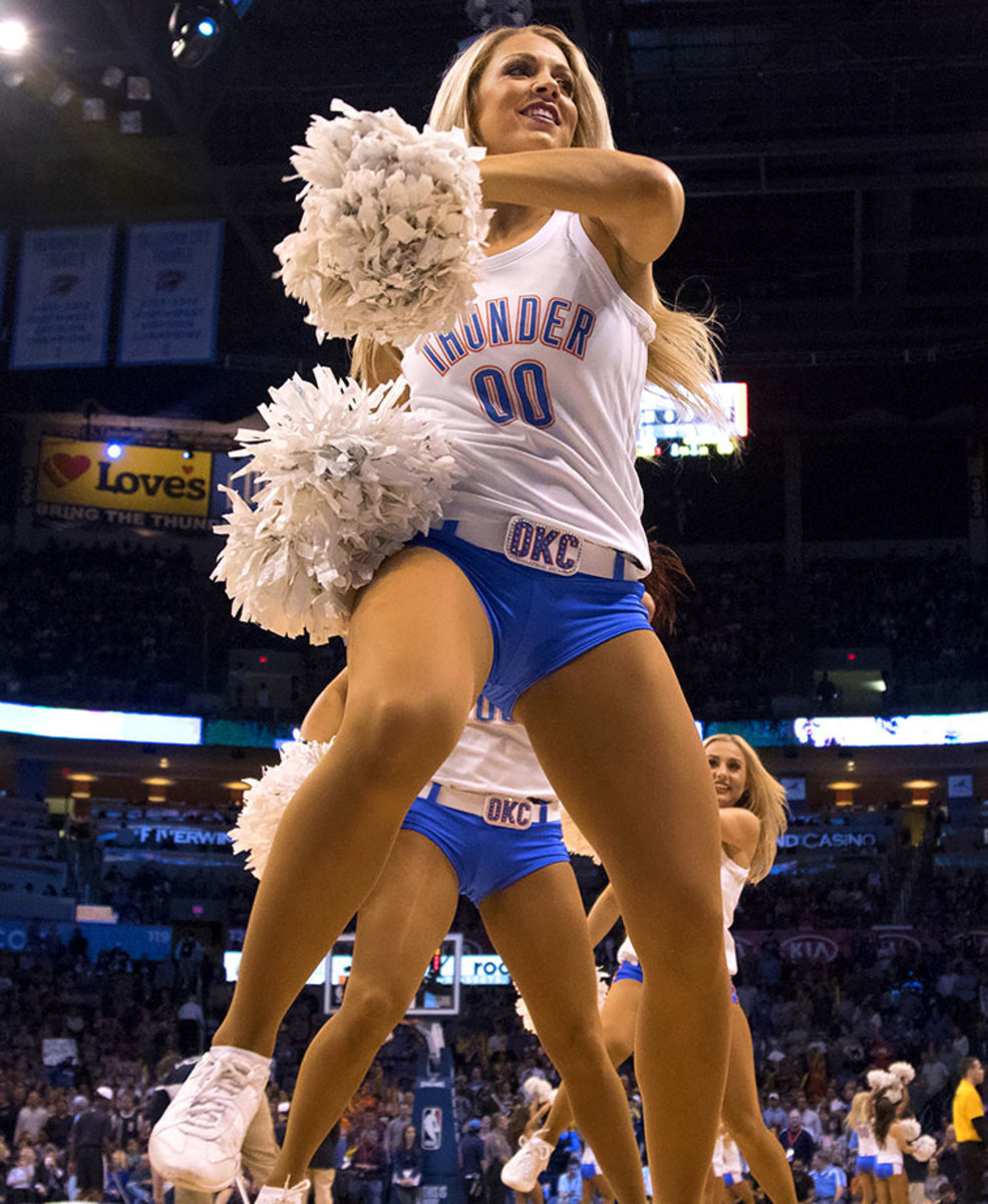 Oklahoma-City-Thunder-Girls-512777112.jpg