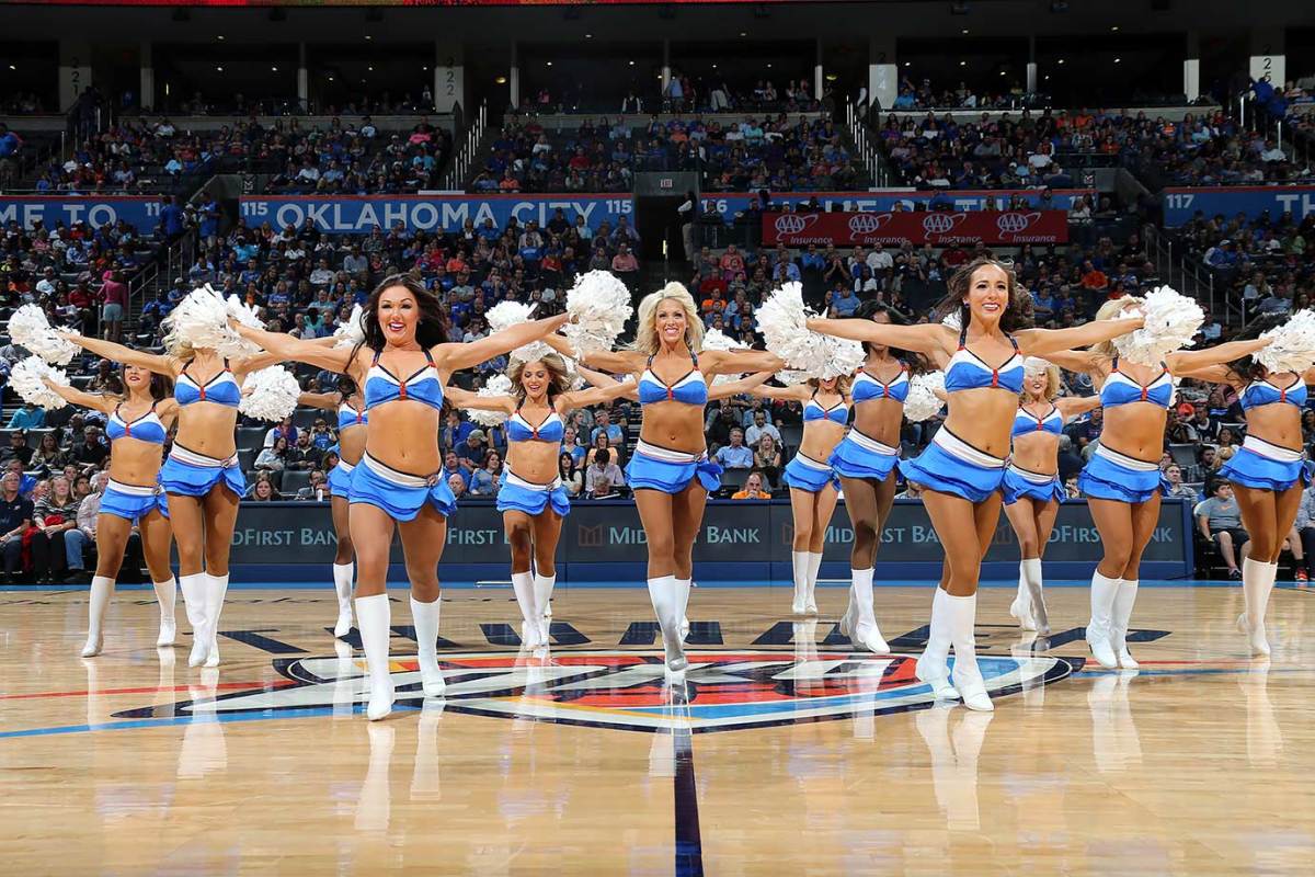 Oklahoma-City-Thunder-Girls-492060416.jpg