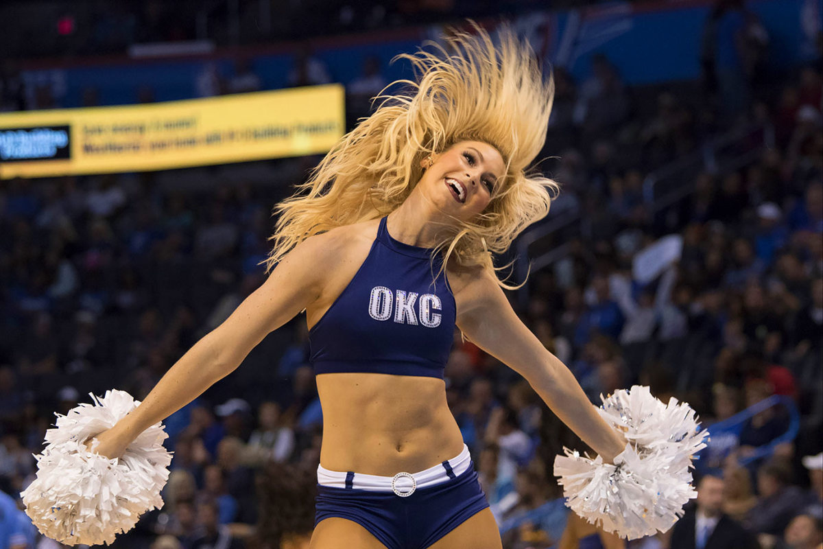 Oklahoma-City-Thunder-Girls-493293288.jpg