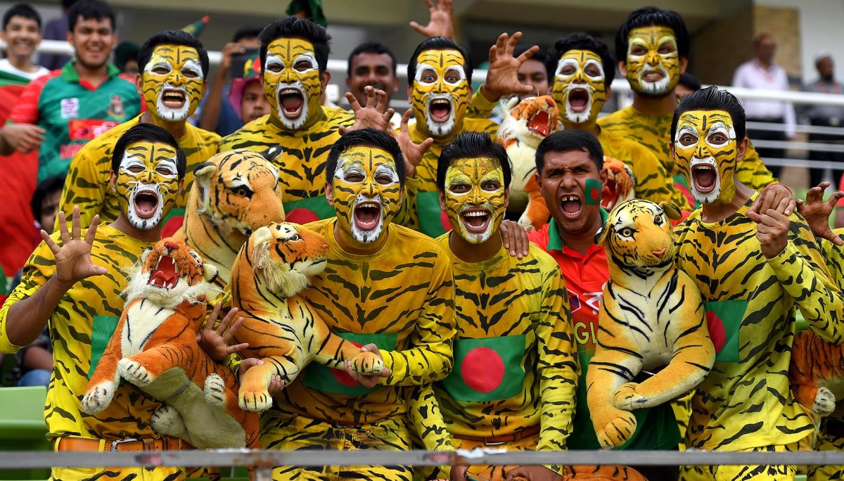 2016-1009-Bangladesh-fans-tigers.jpg