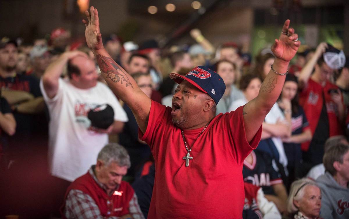 World Series 2016: Bill Murray gives shocked Cubs fan extra ticket to Game  6