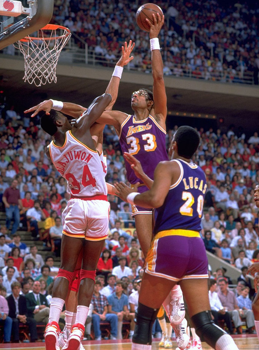 1986-Kareem-Abdul-Jabbar-Hakeem-Olajuwon-05505032.jpg