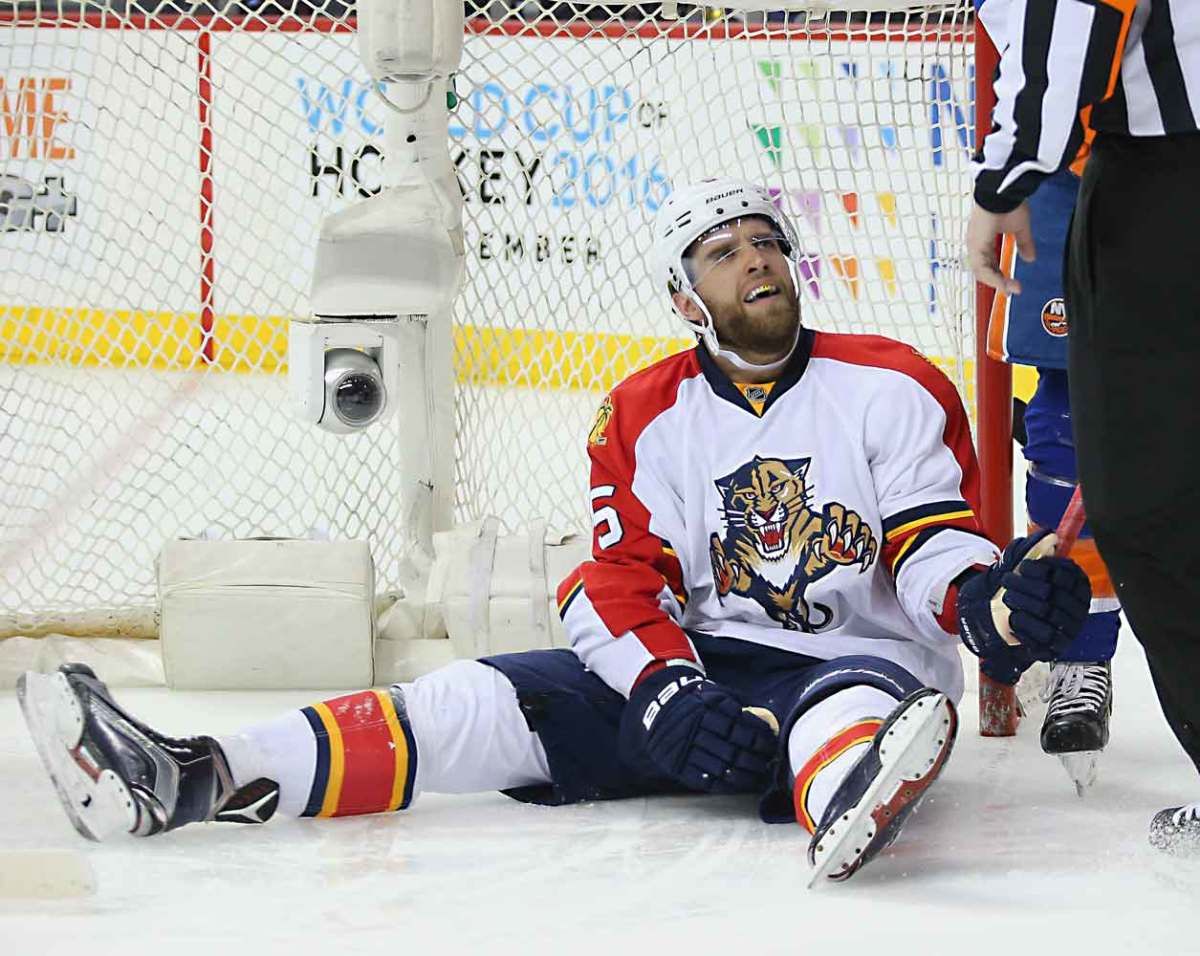 Aaron-Ekblad-defense-Bennett.jpg